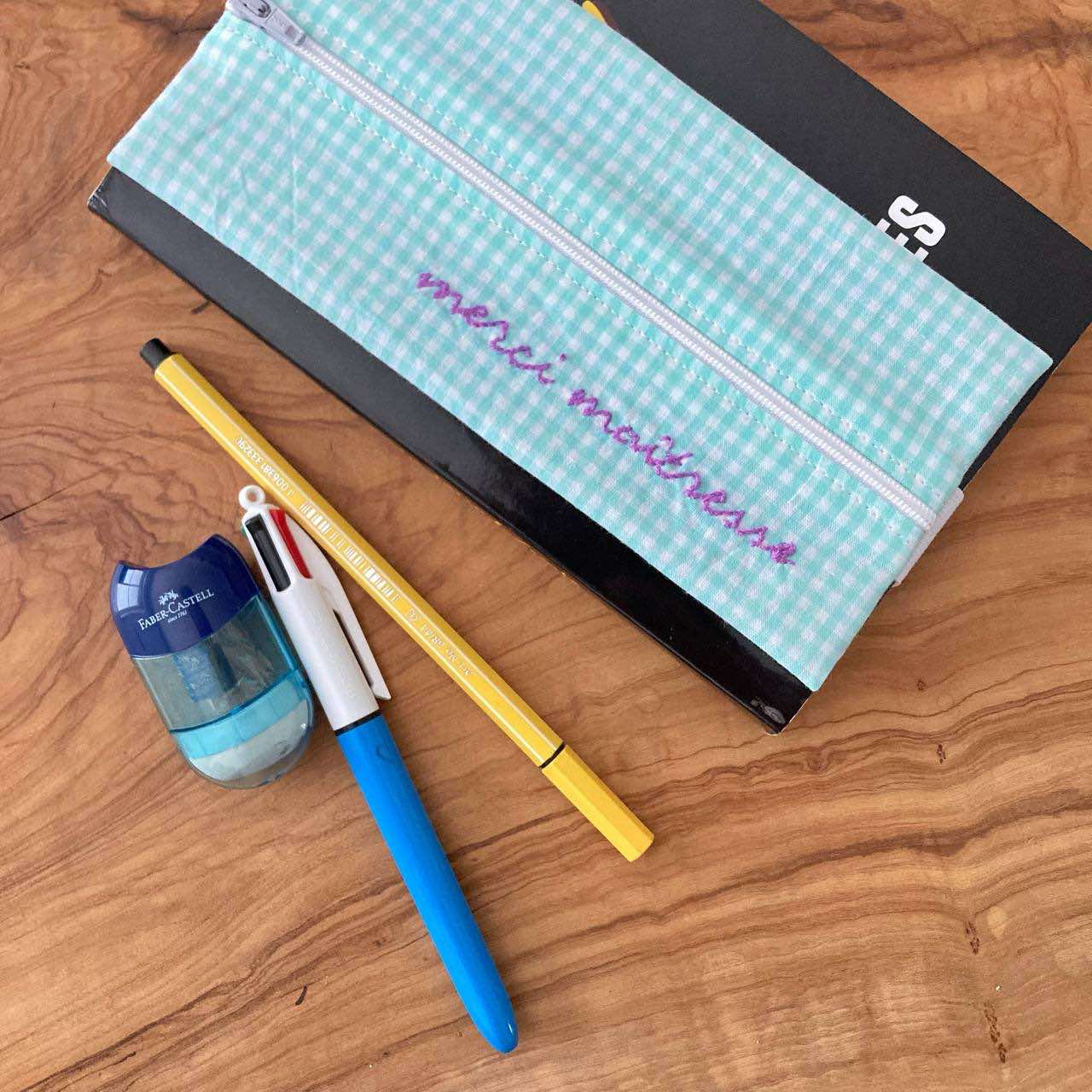 Trousse à carnet "Merci Maîtresse" – Image 3